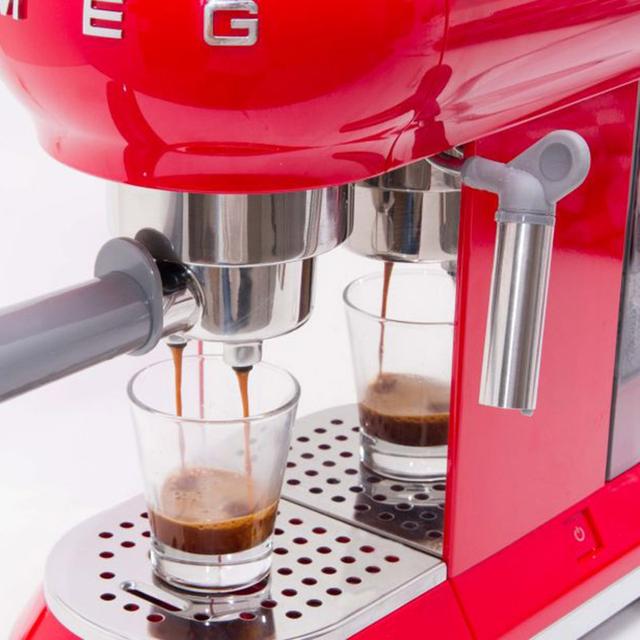 ماكينة قهوة أسبريسو 1350 واط أحمر سميج Smeg Espresso coffee machine - SW1hZ2U6NzAxNDY3