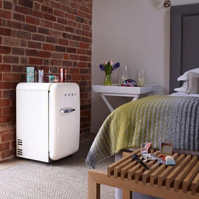 ثلاجة كهربائية 38 لتر كريمي سميج Small Fridge Smeg - SW1hZ2U6NzAxNDg1