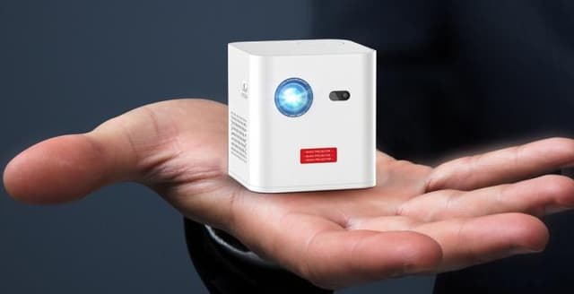 بروجكتر صغير للجوال محمول بالبطارية فولتو Volto Projector Sky 010 Battery outdoor mini projector