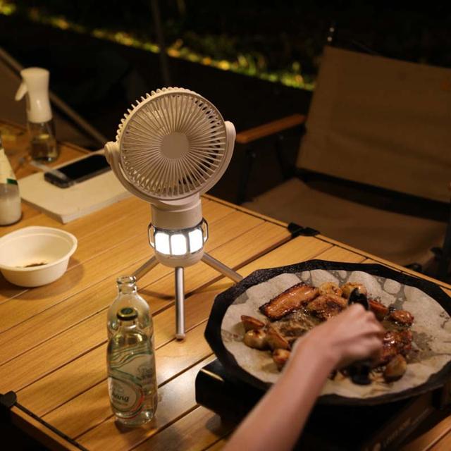 مروحة صغيرة متنقلة للتخييم مع اضاءة مدمجة وريموت 10000 مللي أمبير Remote Control Camping Electric Portable Fan