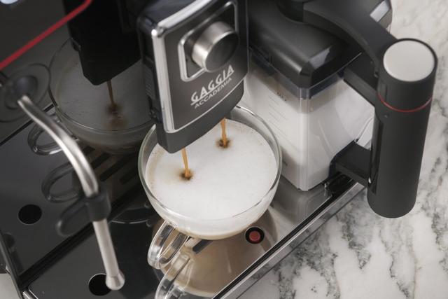 الة قهوة اسبريسو جاجيا مع صانعة رغوة الحليب مدمجة صناعة ايطالية Gaggia New Accademia Bean To Cup Espresso And Coffee Machine - SW1hZ2U6MTQ3MDQ2NQ==