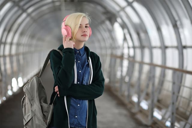 Momax spark max wireless over ear headphones pink