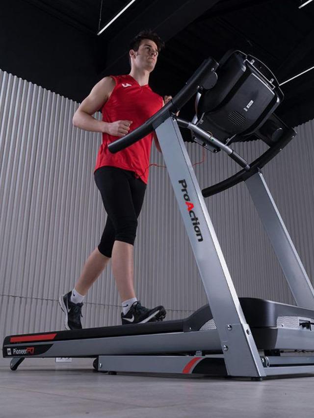 سير مشي قابل للطي مع شاشة عرض بي اتش فيتنس BH Fitness Treadmill Pioneer R7 TFT - SW1hZ2U6MTUwODYxOQ==