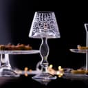 شمعدان قزاز طويل شفاف مزخرف بالخط العربي الكوفي دملاج Dimlaj Thuluth Large Candle Holder