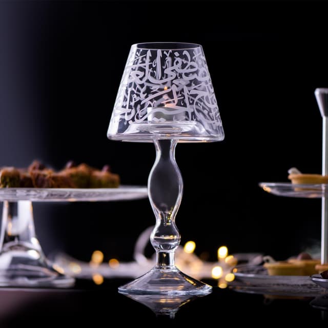 شمعدان قزاز طويل شفاف مزخرف بالخط العربي الكوفي دملاج Dimlaj Thuluth Large Candle Holder