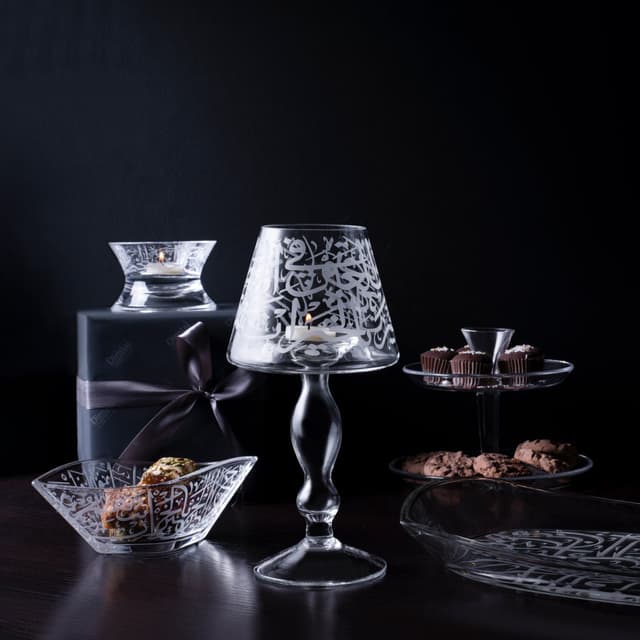 شمعدان قزاز طويل شفاف مزخرف بالخط العربي الكوفي دملاج Dimlaj Thuluth Large Candle Holder