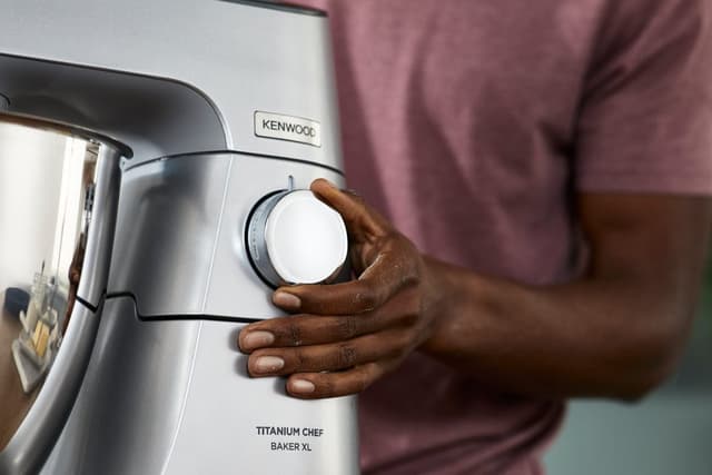 عجانة كينود الكهربائية 7 لتر مع 9 ملحقات Kenwood Titanium Kitchen Machine