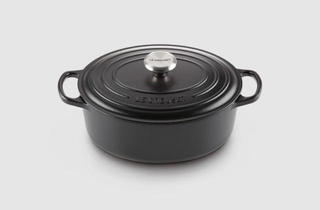 قدر حديد الزهر 6.3 لتر لوكروسيه أسود LE CREUSET OVAL FRENCH OVEN - SW1hZ2U6MTU2MDkyOA==