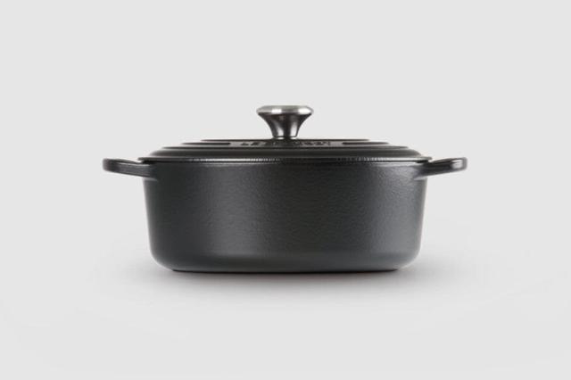 قدر حديد الزهر 6.3 لتر لوكروسيه أسود LE CREUSET OVAL FRENCH OVEN - SW1hZ2U6MTU2MDkzMA==