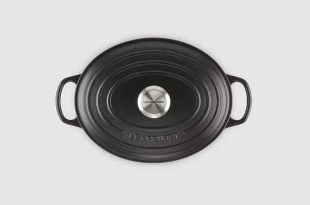 قدر حديد الزهر 6.3 لتر لوكروسيه أسود LE CREUSET OVAL FRENCH OVEN - SW1hZ2U6MTU2MDkzMg==