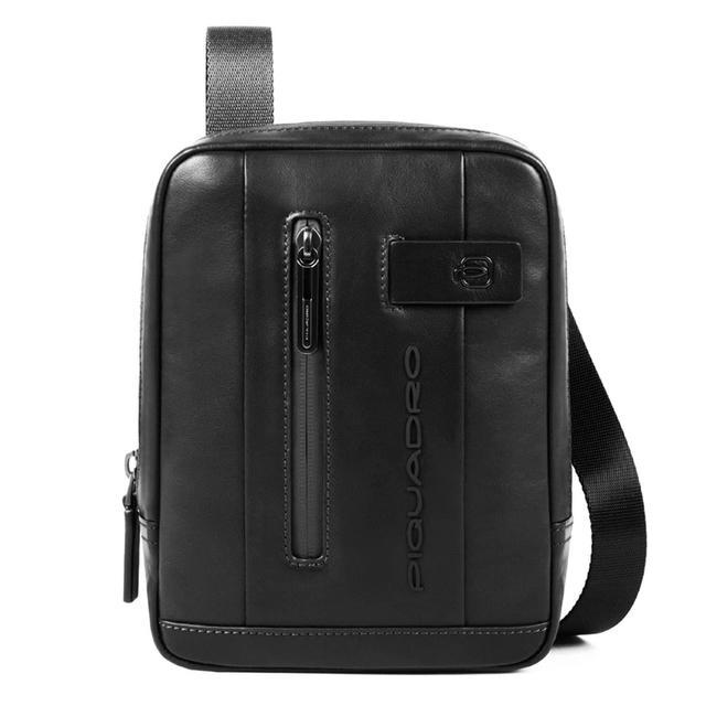 حقيبة كتف للرجال مع جيب لايباد ميني جلد طبيعي أسود PIQUADRO URBAN CROSSBODY BAG WITH IPAD MINI COMPARTMENT - SW1hZ2U6MTU2NTY2NQ==