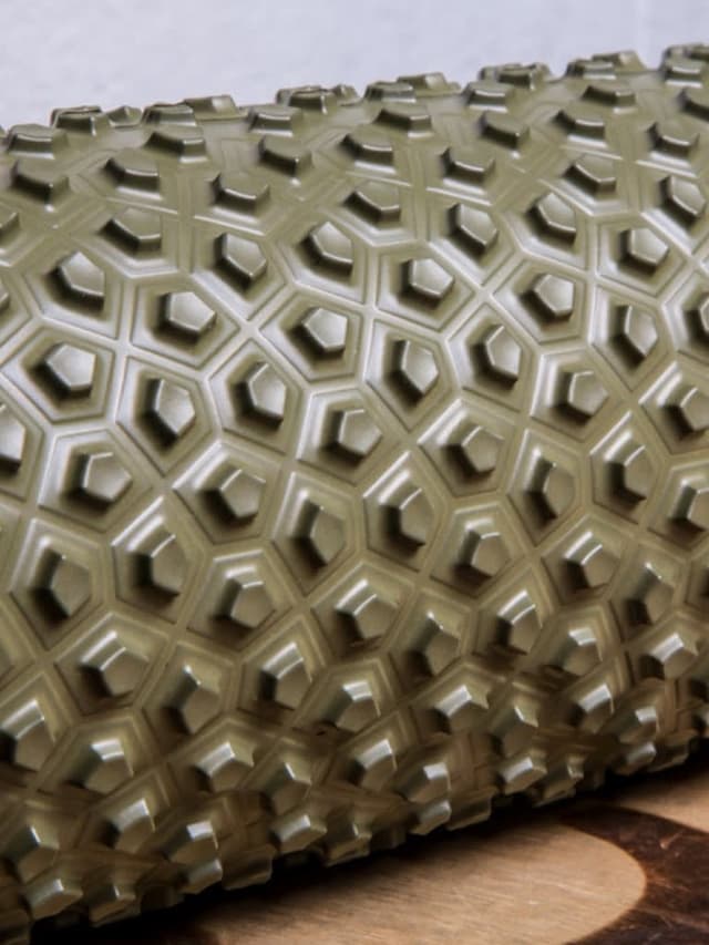 بكرة تدليك العضلات رامبل رولر Rumble Roller Gator Foam Muscle Roller