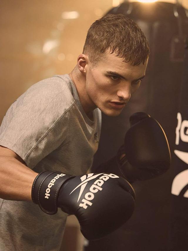 قفازات ملاكمة باللون الأسود بمقاس 10 OZ من فينتس ريبوك Reebok Fitness Boxing Gloves Color BlackSize 10 Oz