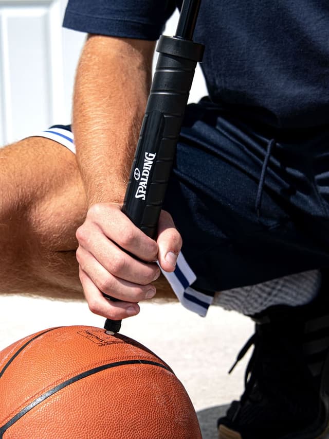 منفاخ هواء يدوي لنفخ الكرة 12 بوصة سبالدينج Spalding 12-inch Dual Action Pump