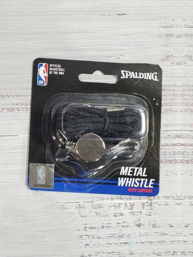 صافرة حكم مع رباط للرقبة سبالدينج  Spalding Metal Whistle - SW1hZ2U6MTU0MTUwNw==