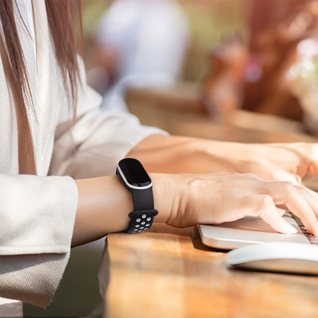 سير ساعة شاومي ام آي باند 5 و6 و7 سيلكون رياضي رجالي ونسائي او اوزون عدد خمسة O Ozone Silicone Strap Compatible with Xiaomi Mi Band 5/6/7