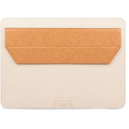 حامل لابتوب 13 انش لون ابيض وكاراميل من موشي MOSHI Muse 13" 3 in 1 Slim Laptop Sleeve and Stand Seashell White - SW1hZ2U6MTY4MjEwNA==