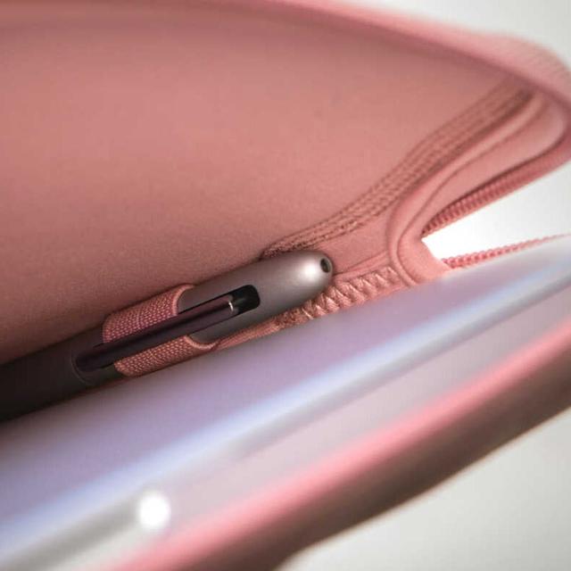 حقيبة لابتوب ماك بوك 14 برو من شركة موشي لون وردي Moshi Macbook Pro 14 Pluma Sleeve Carnation Pink - SW1hZ2U6MTY4MTA0Mg==