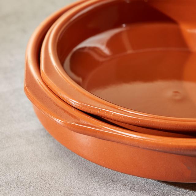 صحن فخار دائري تيراكوتا عميق لون بني مع مقابض 26 سم صناعة اسبانيا من آرت ريجال Arte Regal Brown Clay Round Deep Plate with Handle - SW1hZ2U6MTg0MzA3OQ==