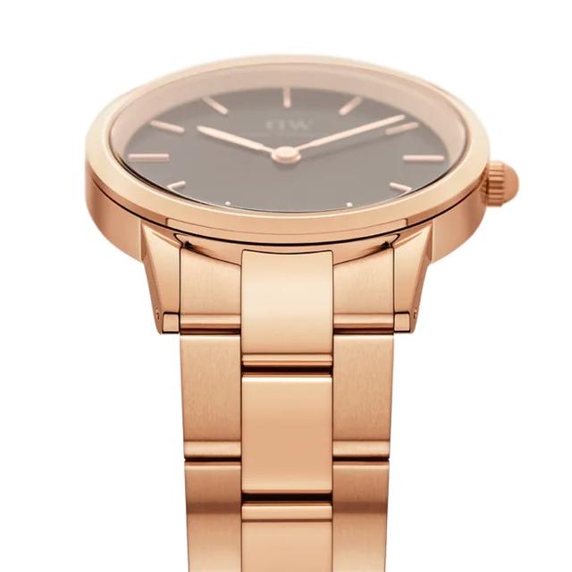 ساعة نسائية ستانلس ستيل دهبي اسود دانيال ولينغتون Daniel Wellington Iconic Link Black Dial Rose Gold Women's Watch Dw00100214 - SW1hZ2U6MTgyMDkwMg==