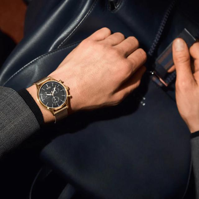 ساعة يد رجالية - أسود و ذهبي وردي- بحزام معدني مقاوم للصدأ هوغو بوس Hugo Boss Men's Classic Chronograph Rose Gold Stainless Steel Watch - SW1hZ2U6MTgyMTE2Mg==