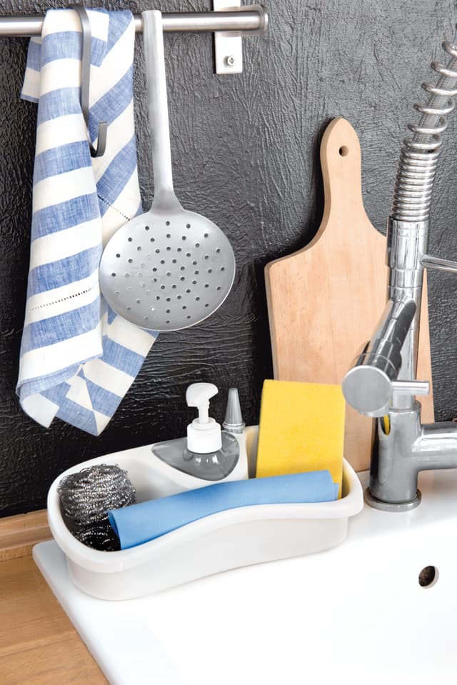 موزع صابون مع حامل إسفنج بلاستيك صناعة ايطاليا أبيض من سنيبس Snips Saponello Soap Dispenser