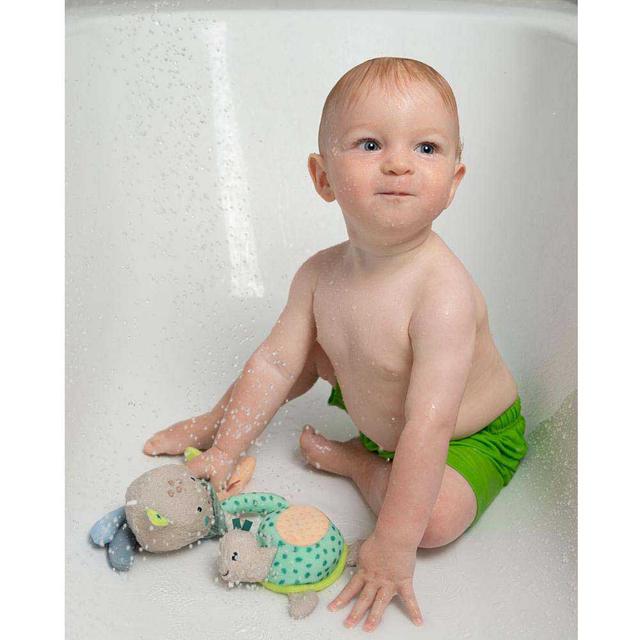 إسفنجة استحمام للأطفال على شكل سلحفاة من اي ثاوزند و ون كادلز A Thousand & One Cuddles - Baby Bath Sponge - Turtle - SW1hZ2U6MjE5NTk5Ng==