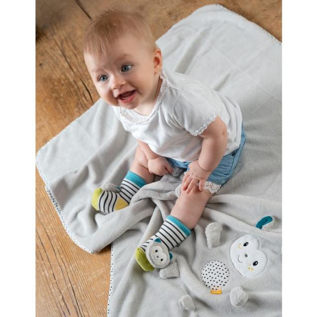 جوارب خشخشة قطة للأطفال من ايه ثاوزند و ون كادلز A Thousand & One Cuddles - Baby Rattle Socks - Cat - SW1hZ2U6MjE5NTk2MA==