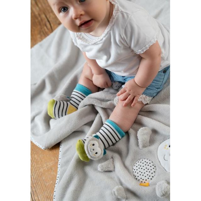 جوارب خشخشة قطة للأطفال من ايه ثاوزند و ون كادلز A Thousand & One Cuddles - Baby Rattle Socks - Cat - SW1hZ2U6MjE5NTk2NA==