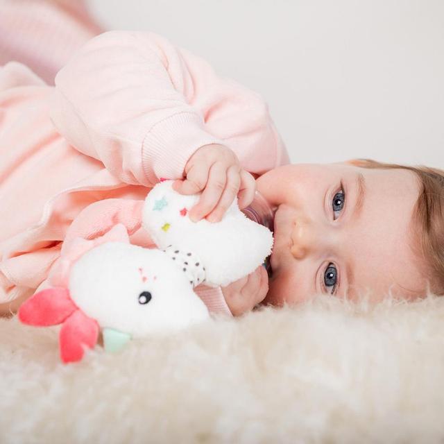 لعبة خشخشة حسية للأطفال على شكل وحيد القرن من اي ثاوزند و ون كادلز A Thousand & One Cuddles - Baby Sensory Crinkle Rattle Tag - Unicorn - SW1hZ2U6MjE5NTg4Nw==