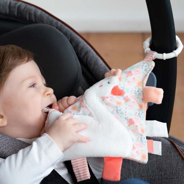 لعبة حسية مجعدة مربعة للأطفال على شكل بجعة من ايه ثاوزند و ون كادلز A Thousand & One Cuddles - Baby Sensory Crinkle Tag - Swan - SW1hZ2U6MjE5NTg2Nw==