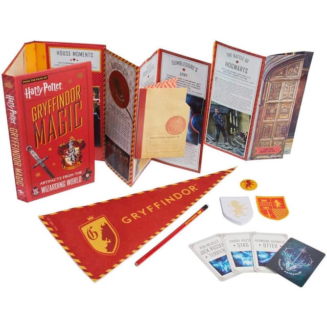 كتاب تفاعلي "سحر منزل جريفندور" في سلسلة هاري بوتر صفحات قابلة للطي مع مقتنيات ورسومات سحرية من تايتان بوكس Harry Potter: Gryffindor Magic