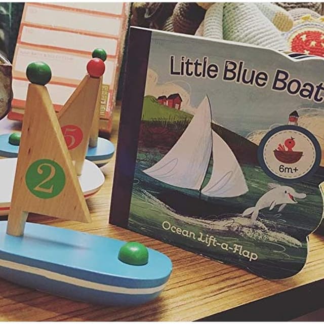 كتاب مصور للاطفال عن البحر "القارب الأزرق الصغير" من دار نشر كوتاج دور Little Blue Boat