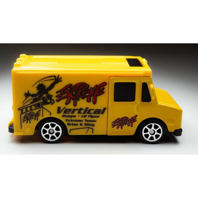 مجسم سيارة لعبة للأطفال 3 انش فان أصفر مايستو Maisto Fresh Metal Diecast Car - SW1hZ2U6MjYwOTYyMg==