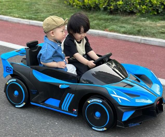 سيارة اطفال كبيرة درفت كهربائية بوجاتي بوليد 12 فولت مع ريموت Kids Ride On Bugatti Bolide Electric Car - SW1hZ2U6MzA3MjkyNA==