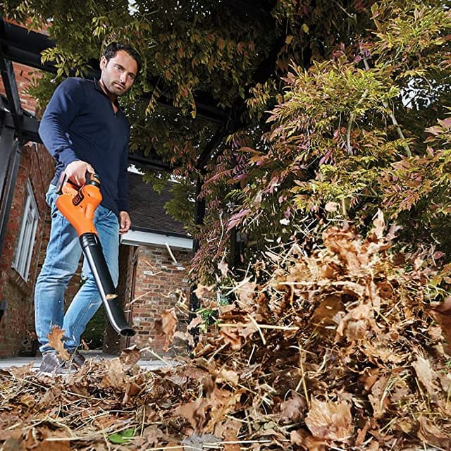 منفاخ هواء لأوراق الشجر لاسلكي 280كم / ساعة بلاك اند ديكر   Black+Decker Leaf Blower Battery Not Included Powerconnect SystemBlowing Speed 280 Km/H