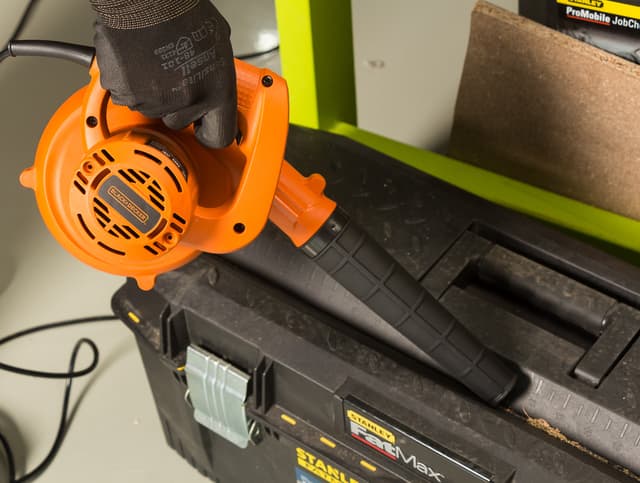 منفاخ هواء لأوراق الشجر والغبار 530 واط بلاك اند ديكر Black+Decker Air Blower And Suction Vacuum With Collection Bag