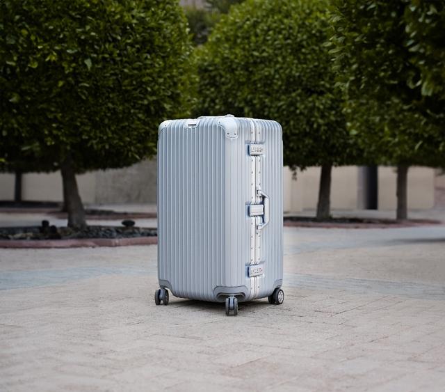 Levelo Traverse 30" Ultra Lightweight Travel Luggage - Silver - SW1hZ2U6MzI3MzQ3Nw==