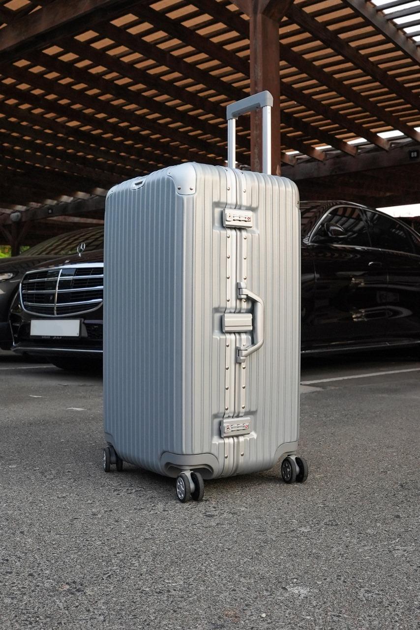 Levelo Traverse 30" Ultra Lightweight Travel Luggage - Silver