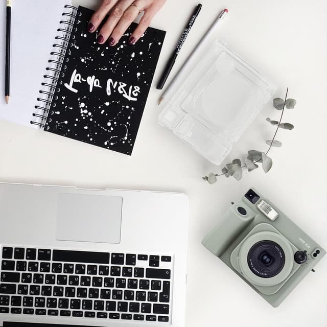 O Ozone Clear Case Compatible with Fujifilm Wide 400 Instant Camera - Hard PVC Protective Carrying Camera Bag for Fuji Wide 400 , Protective Case with Adjustable Shoulder Strap- Clear