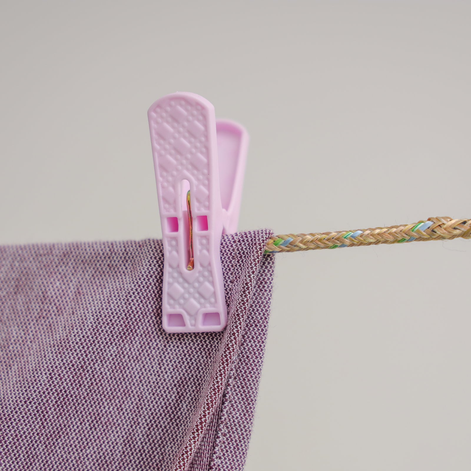 مشبك قماش (ملاقط غسيل) بلاستيك 24 قطعة مع حبل للغسيل بطول 10 أمتار Delcasa 24 Pcs Plastic Clip With Rope