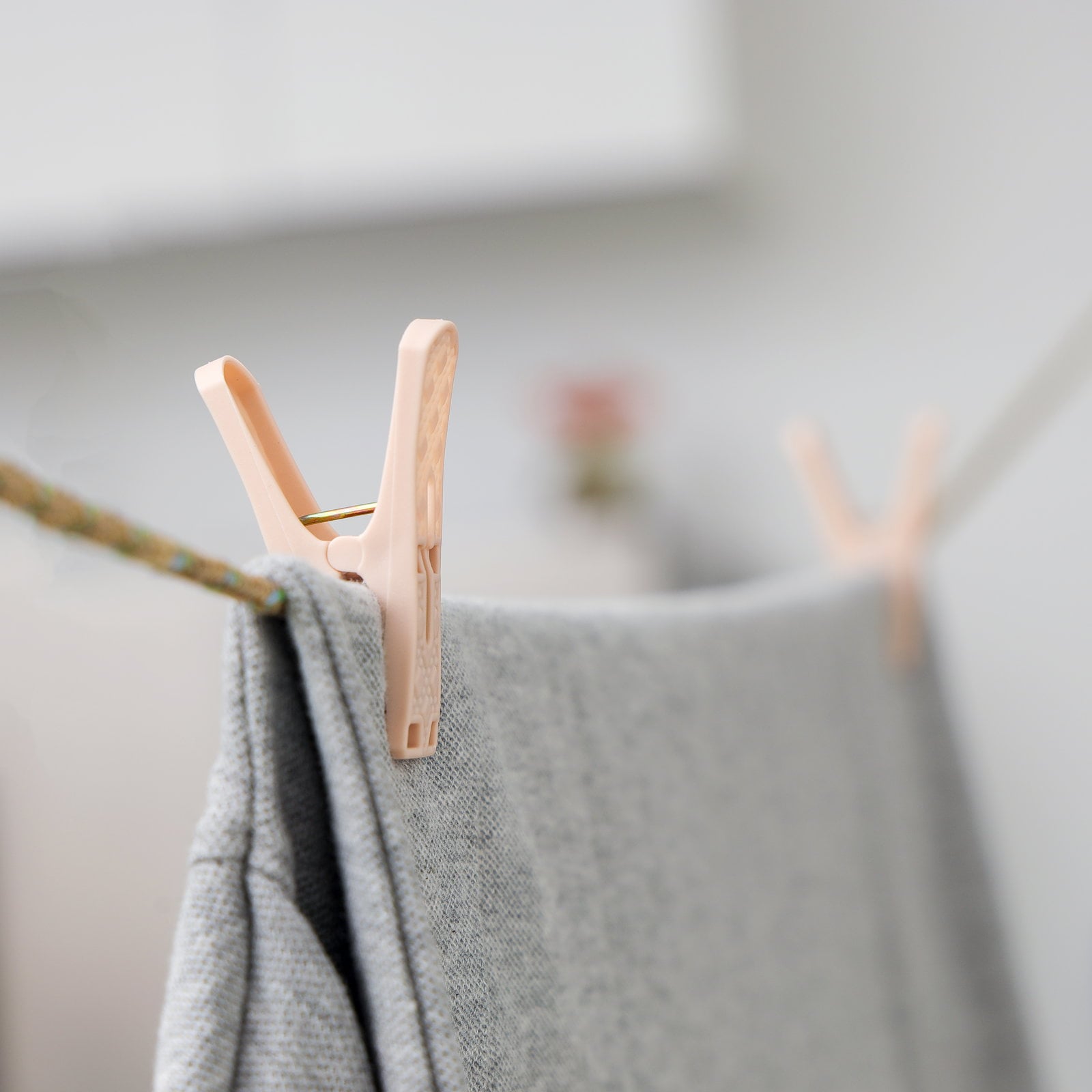 مشبك قماش (ملاقط غسيل) بلاستيك 24 قطعة مع حبل للغسيل بطول 10 أمتار Delcasa 24 Pcs Plastic Clip With Rope