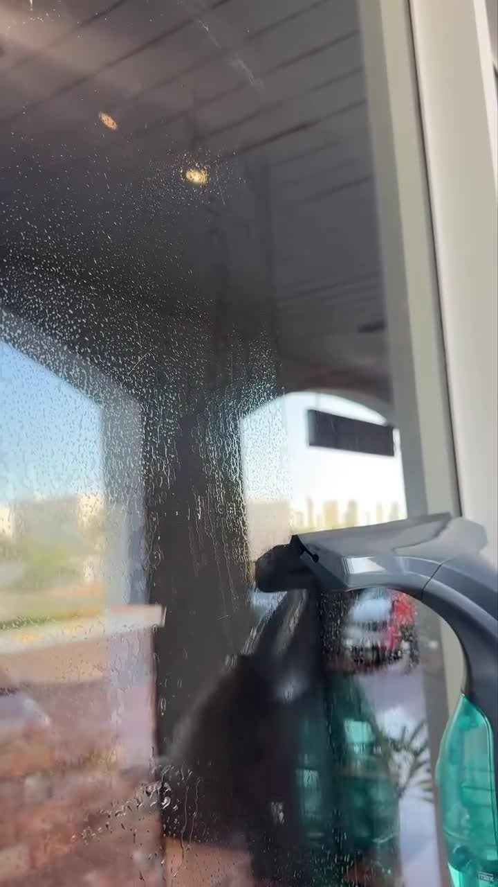 Cordless Window Vacuum Cleaner with 150ml Water Tank