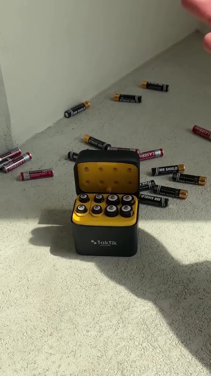 شاحن بطاريات ليثيوم تكتك مع 8 بطاريات قابلة للشحن 5 فولت Taktik Powerpods Batteries With Charger