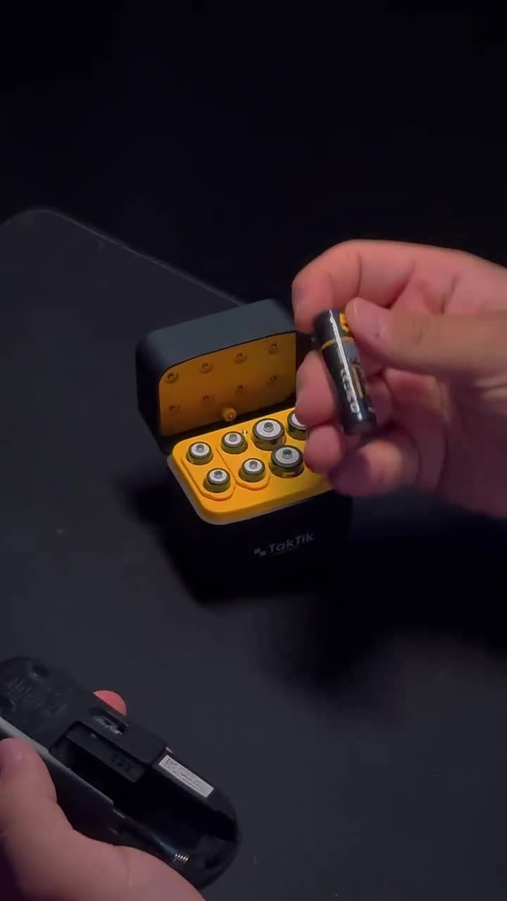 شاحن بطاريات ليثيوم تكتك مع 8 بطاريات قابلة للشحن 5 فولت Taktik Powerpods Batteries With Charger