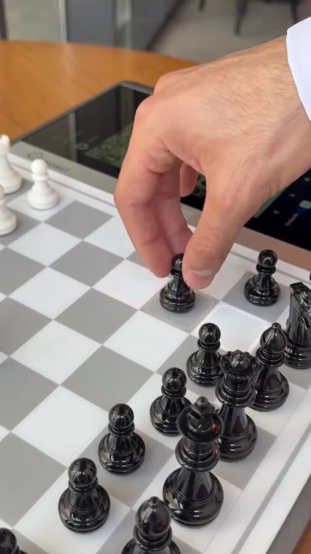 طاولة شطرنج ذكية تعمل بالذكاء الاصطناعي مع شاشة 12.3 بوصة Chessnut Evo - The Future of Ultra Smart AI Chessboard