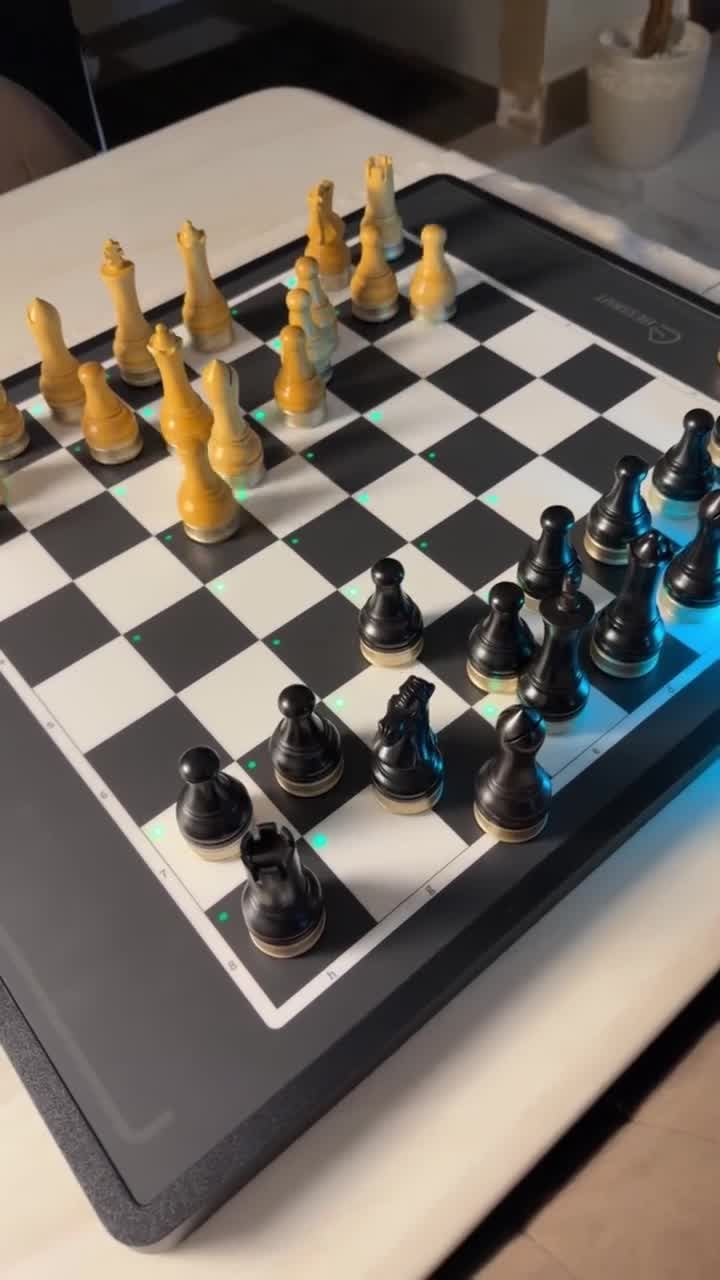 رقعة شطرنج ذكية تشيسنات مع قطع خشبية Chessnut Move Advanced Robotic Chessboard 