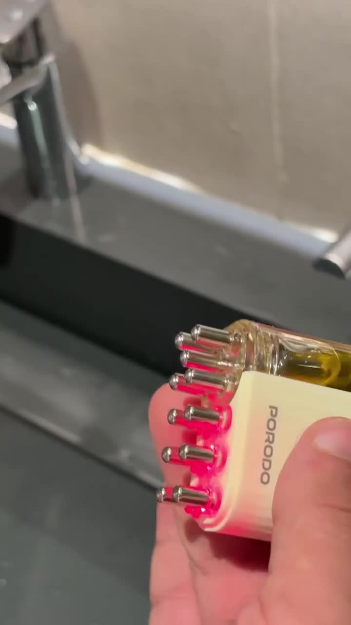 جهاز توزيع زيت الشعر وتدليك الراس​ بورودو 9 مللي 150 مللي أمبير Porodo EMS And Red Light Hair Oil Applicator Scalp Massage