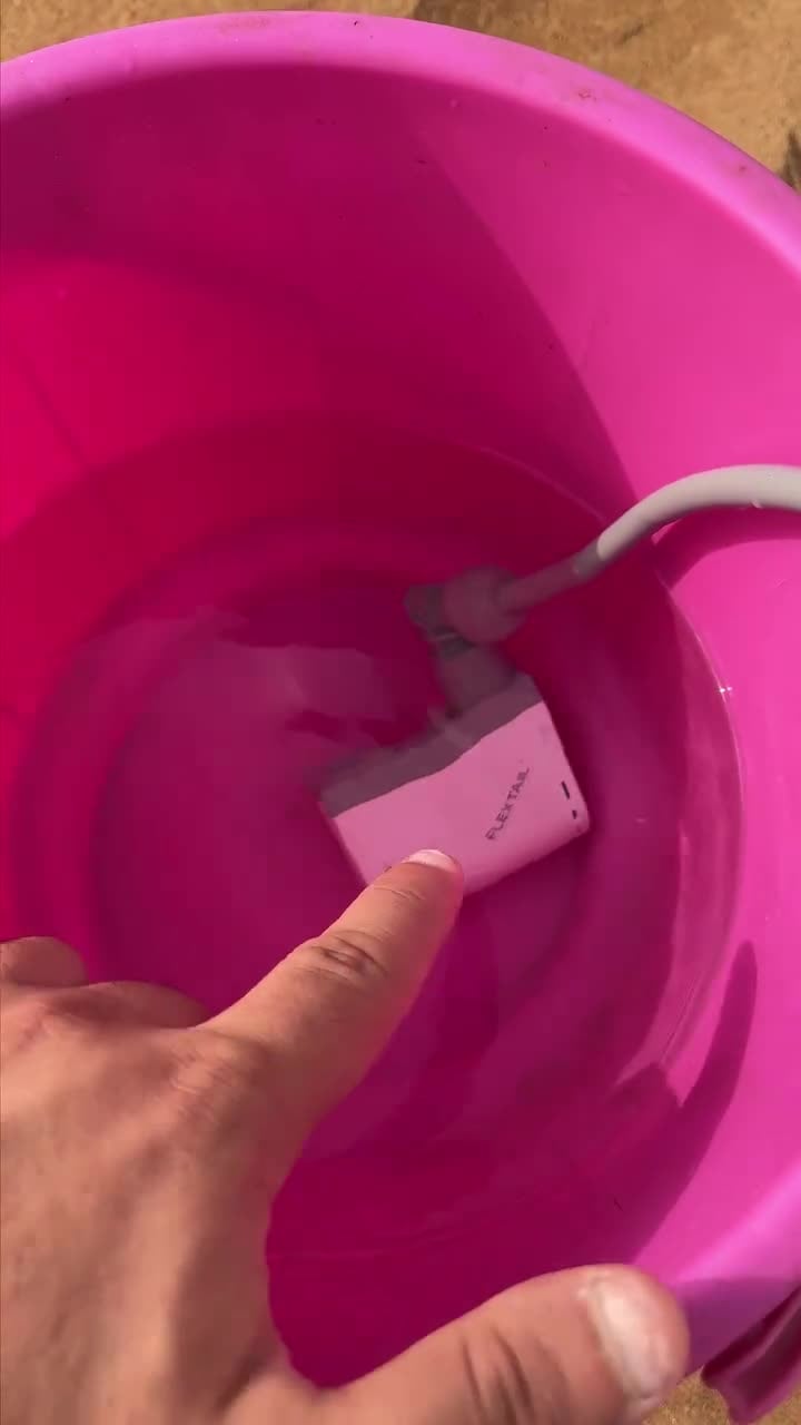 دش شاور متنقل للرحلات فليكس تيل 2500 مللي أمبير Flextail Tiny Portable Shower