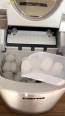 صانعة الثلج في المنزل بحجمين 2.2 لتر جيباس Geepas 2.2l Ice Cube Maker